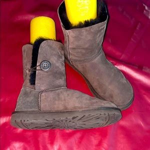 UGG BAILEY BUTTON II CHOCOLATE BOOTS